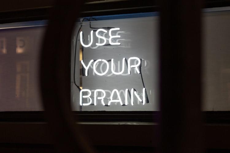 Biały napis Use your brain