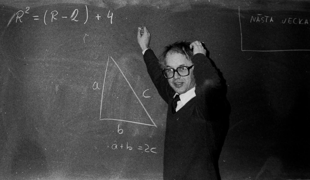 nauczyciel matematyki przy tablicy