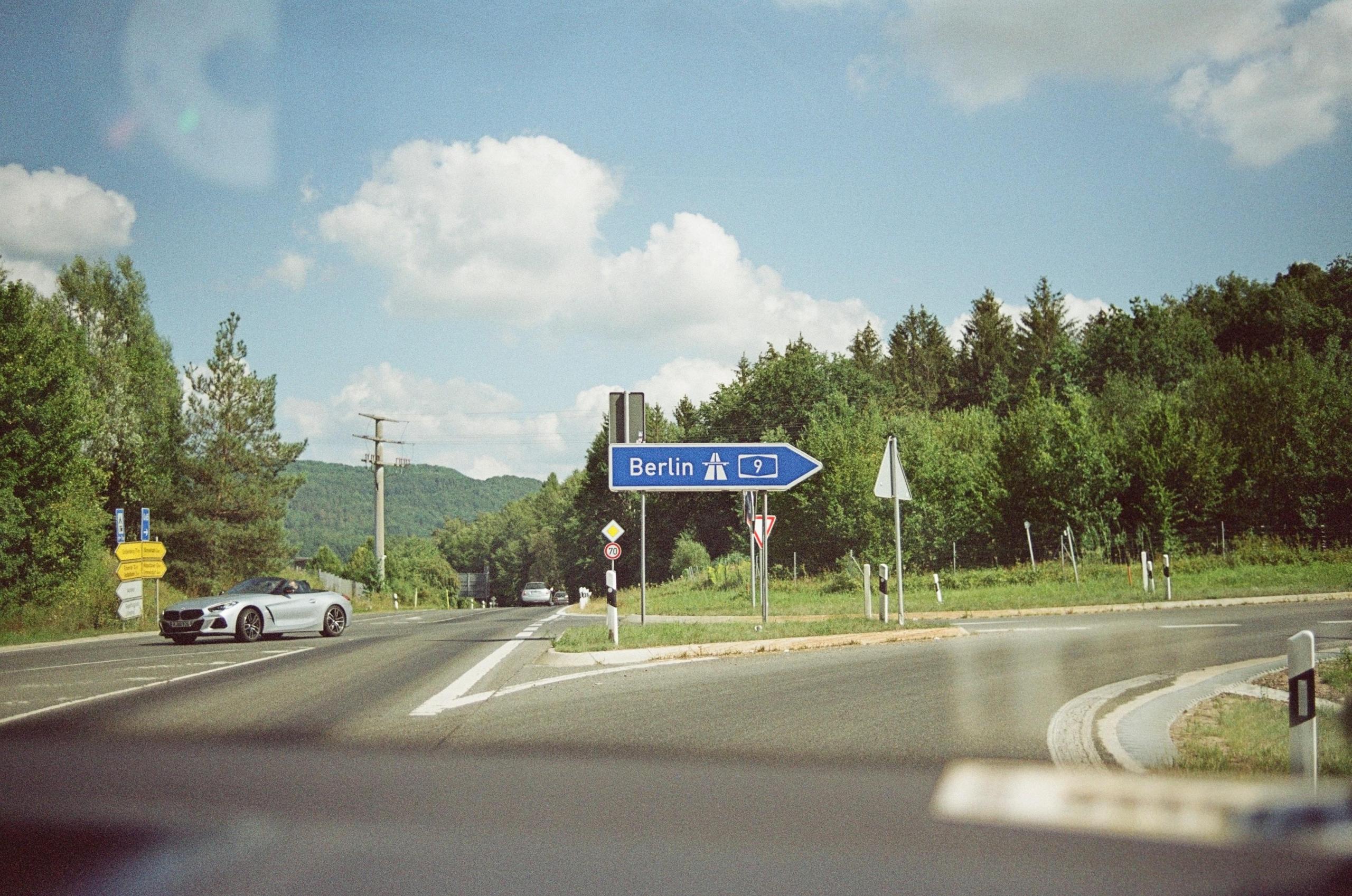 Autostrada ze znakiem zjazdu na Berlin.