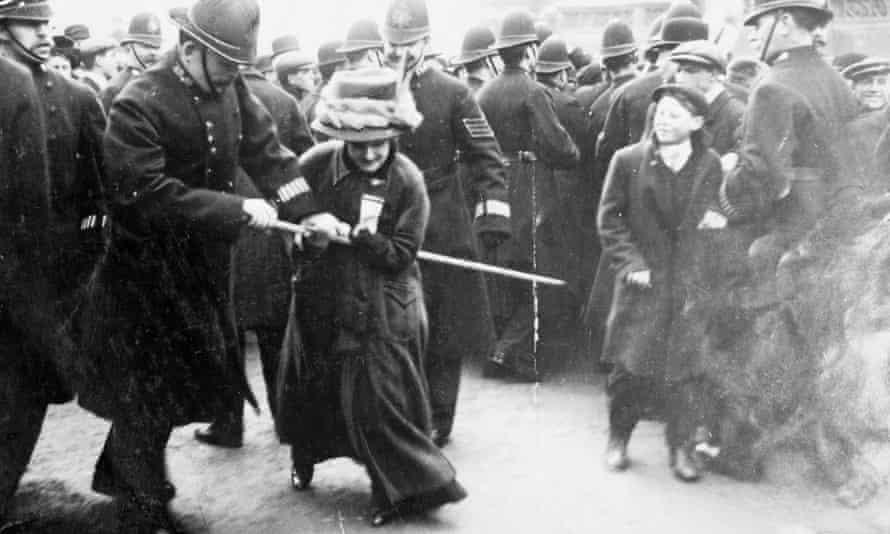Policjant i sufrażystka przepychający się na ulicy w 1910 roku