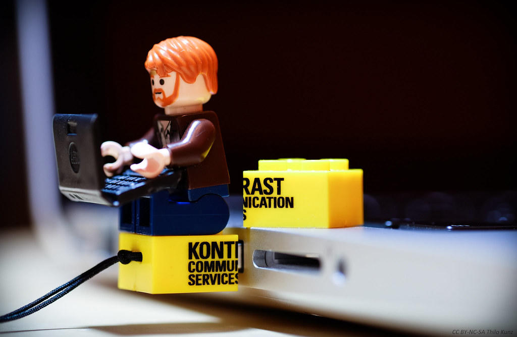 pendrive lego podłączony do komputera