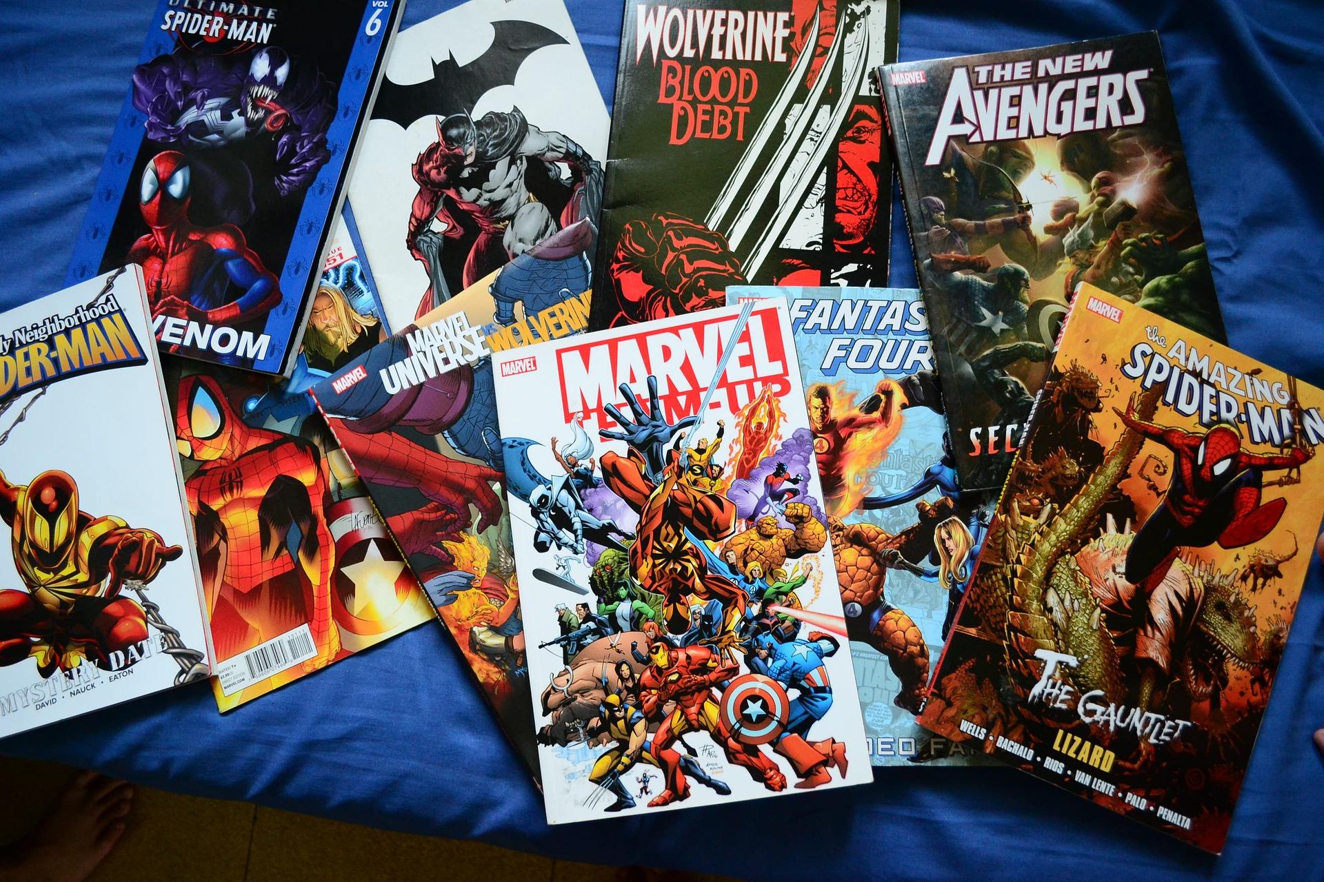 komiksy DC Universe i Marvel porozrzucane na granatowym tle