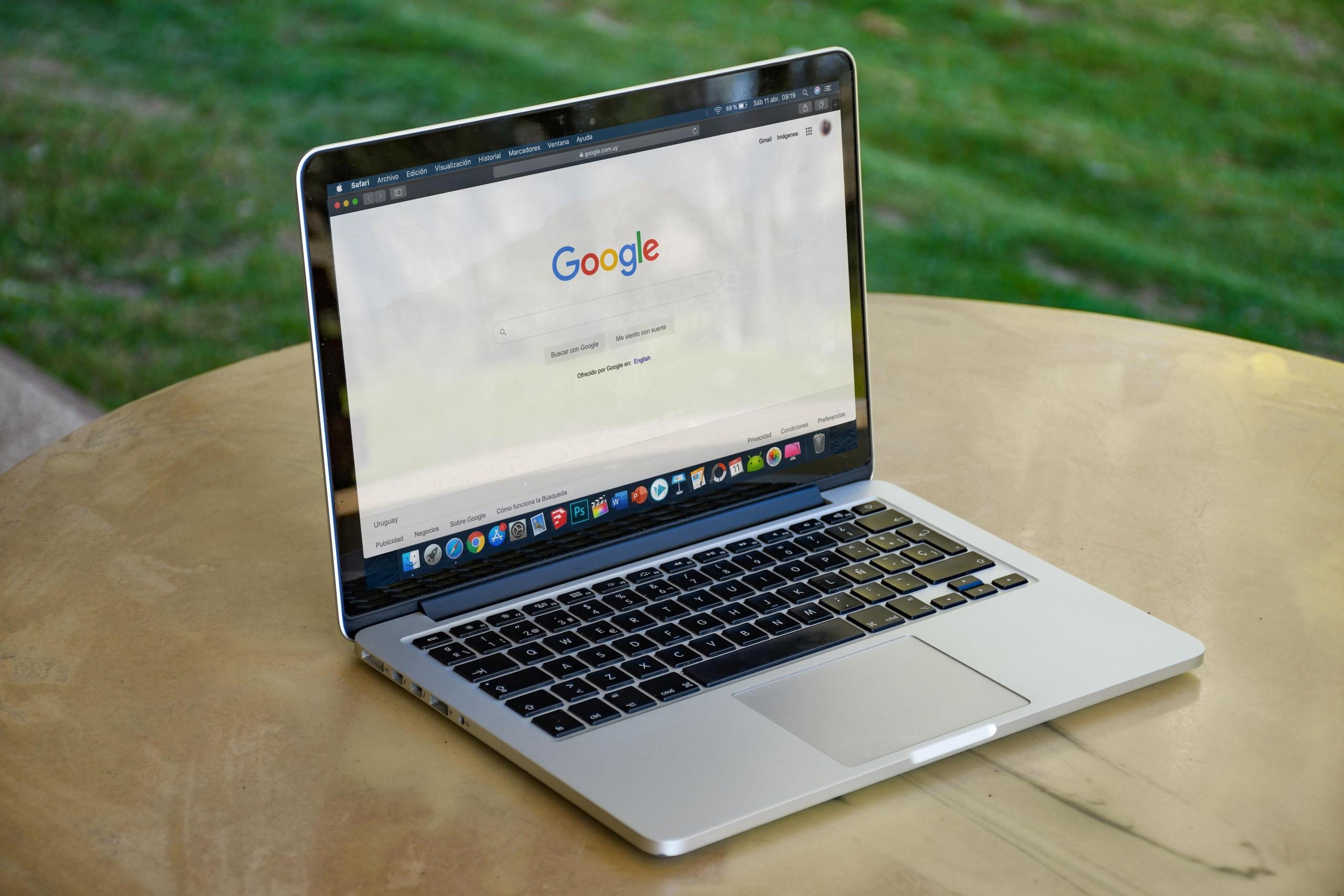 Przeglądarka Google na laptopie.