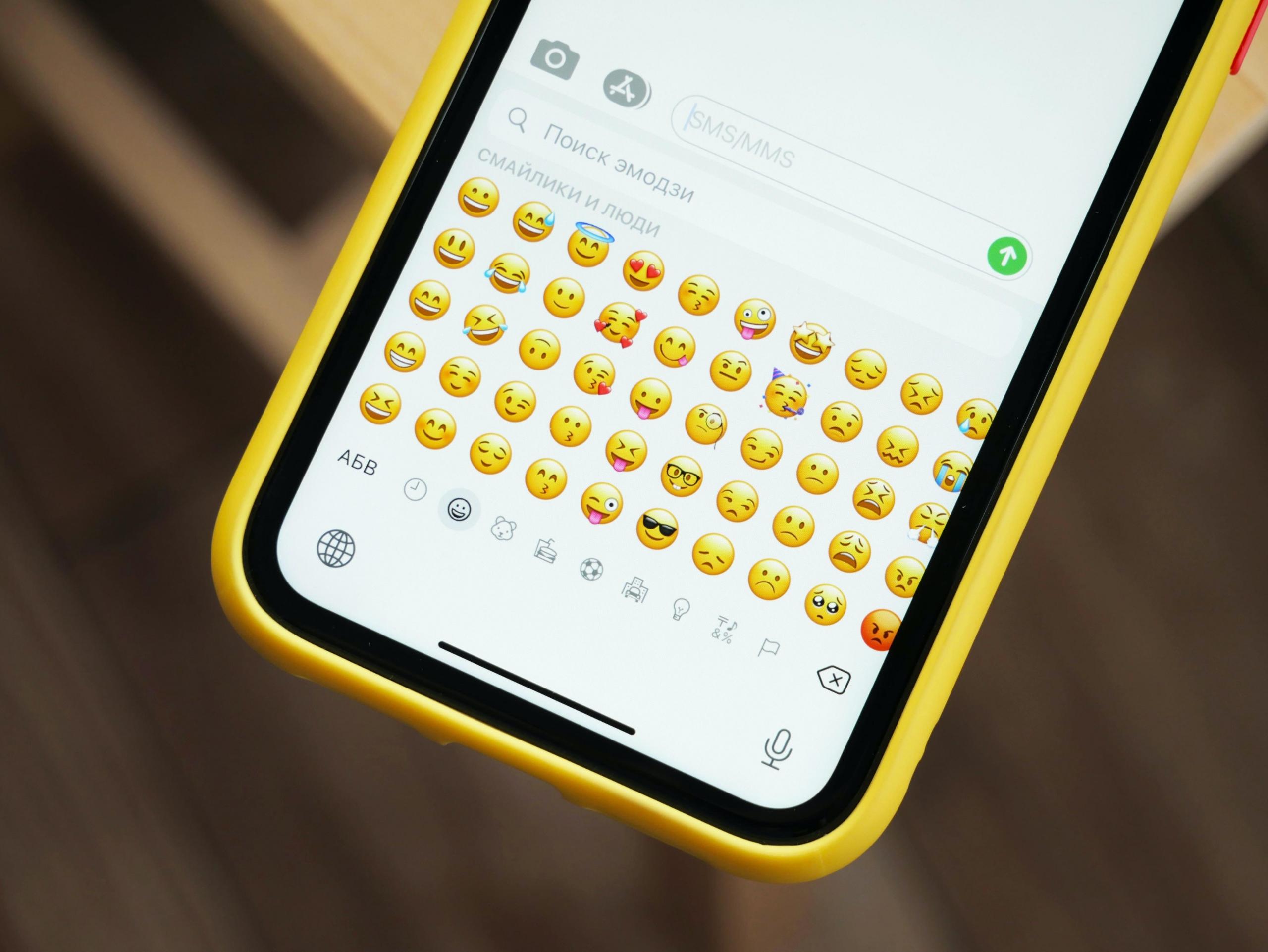 Panel z emotkami na telefonie komórkowym.