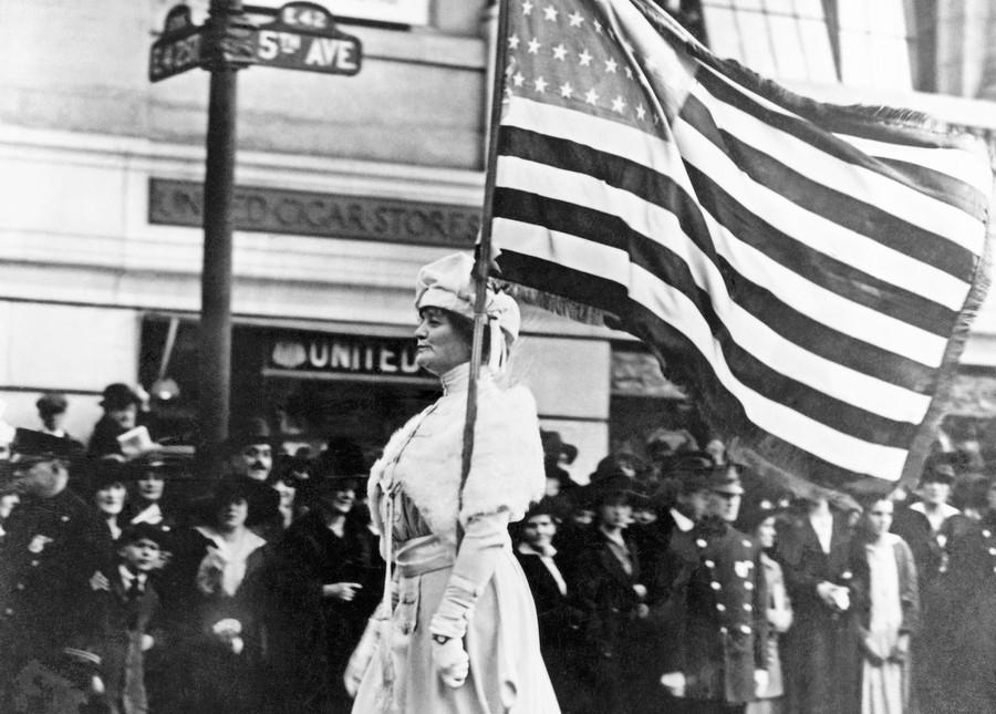 Mrs. Herbert Carpenter marszująca z flagą USA
