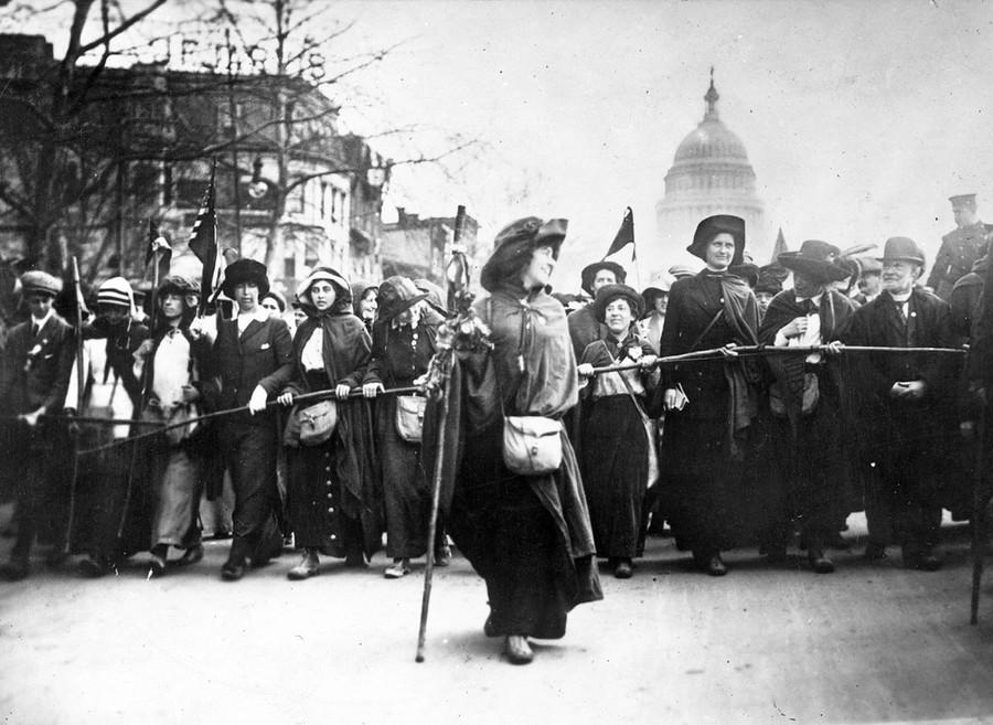 Rosalie Gardiner Jones prowadząca ruch sufrażystek