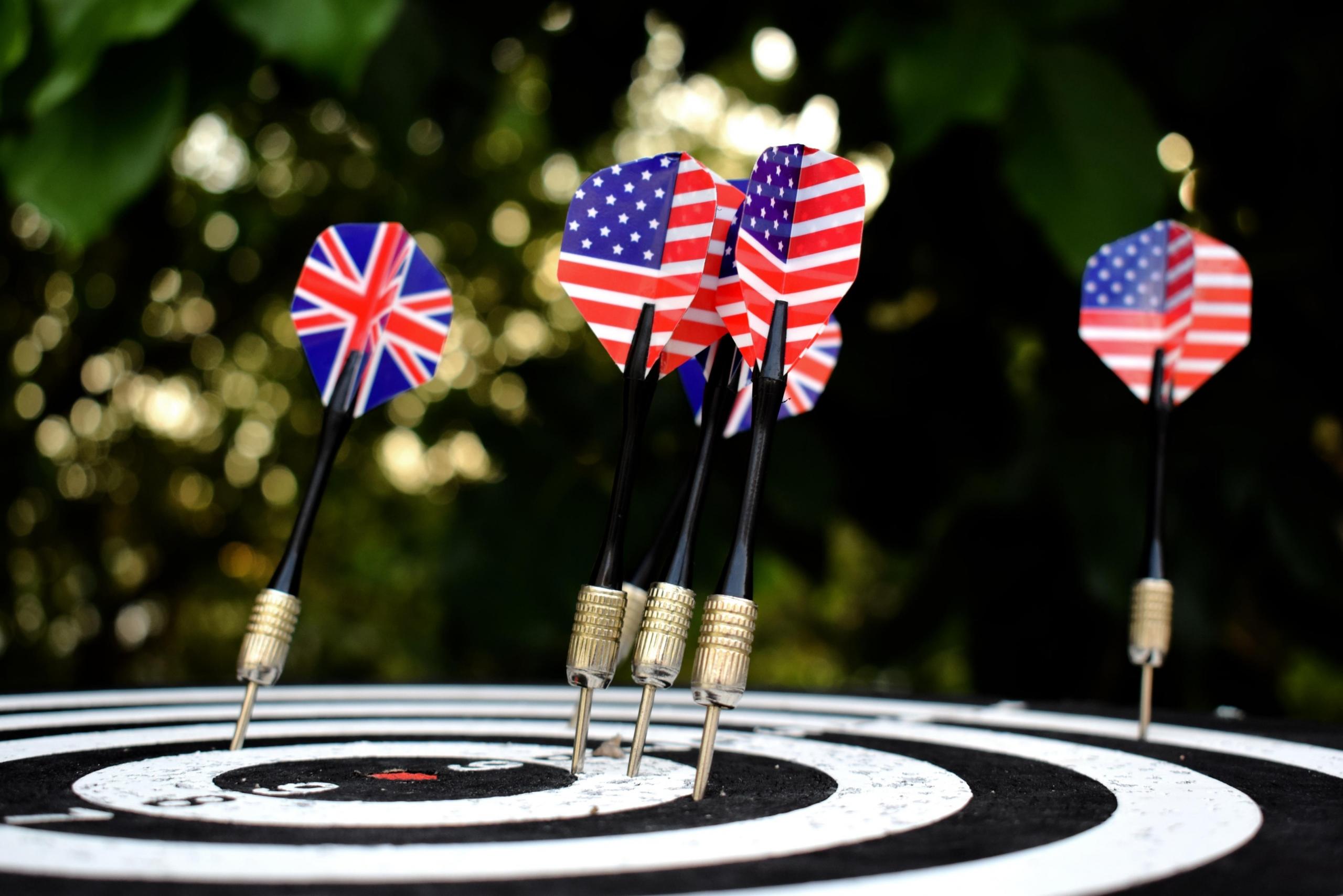 Rzutki z flagą brytyjską i amerykańską.