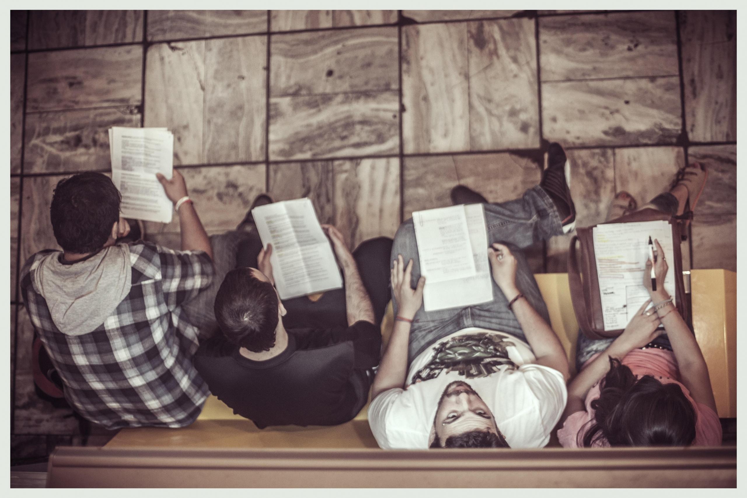 Czworo studentów na ławce.