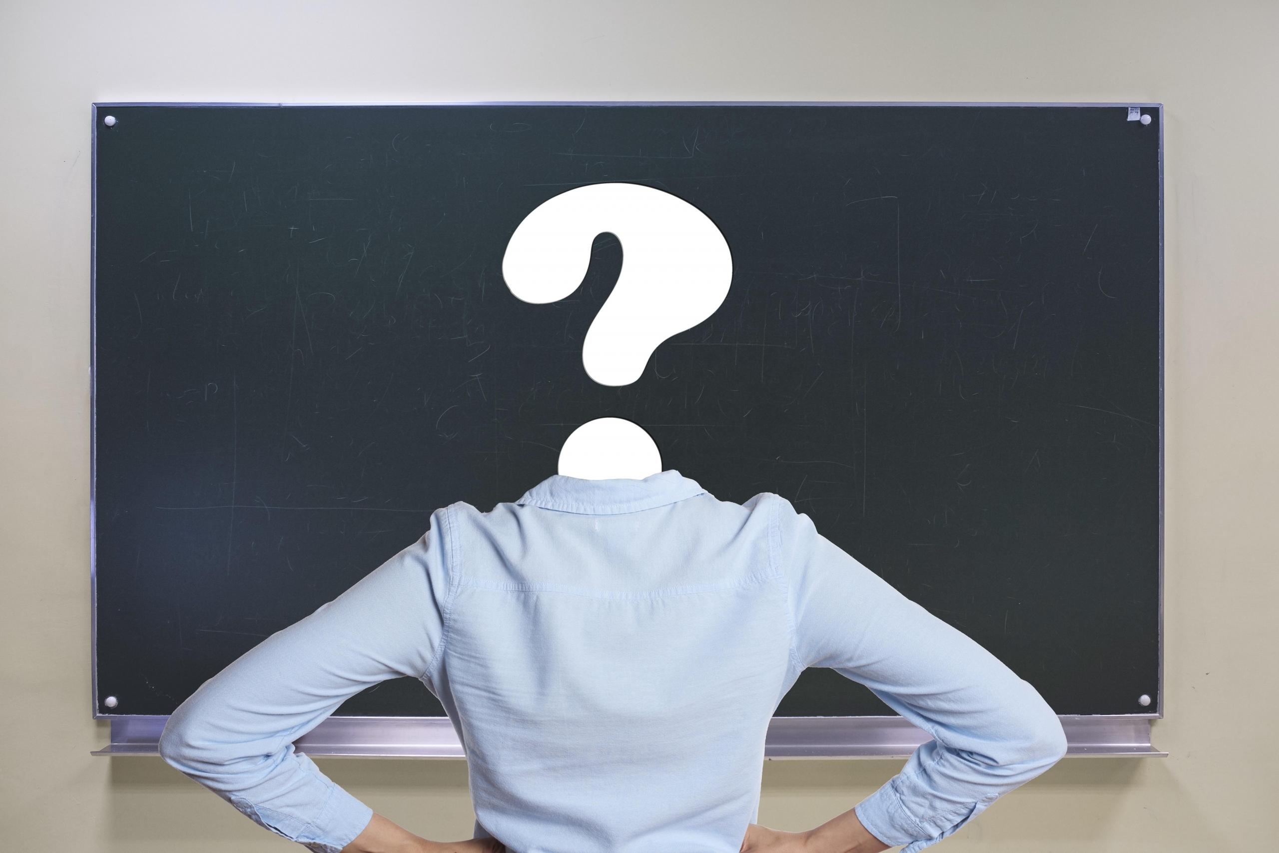 Nauczyciel przed tablicą.