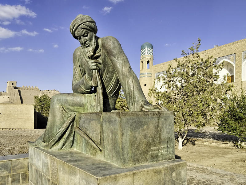 Posąg Al-Khwarizmi w ogrodzie.