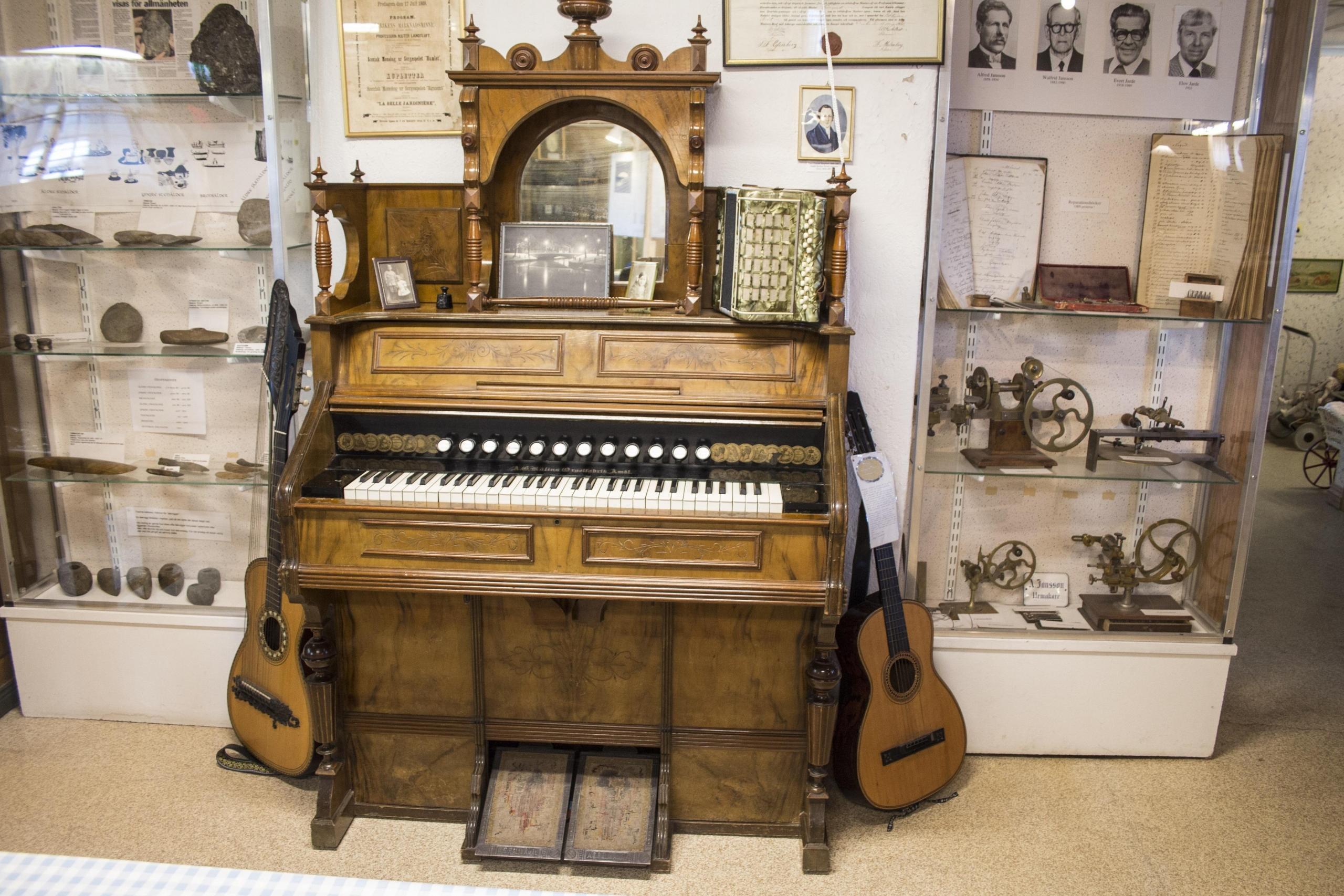 Zabytkowy instrument klawiszowy, szklane gabloty, muzeum, eksponaty.