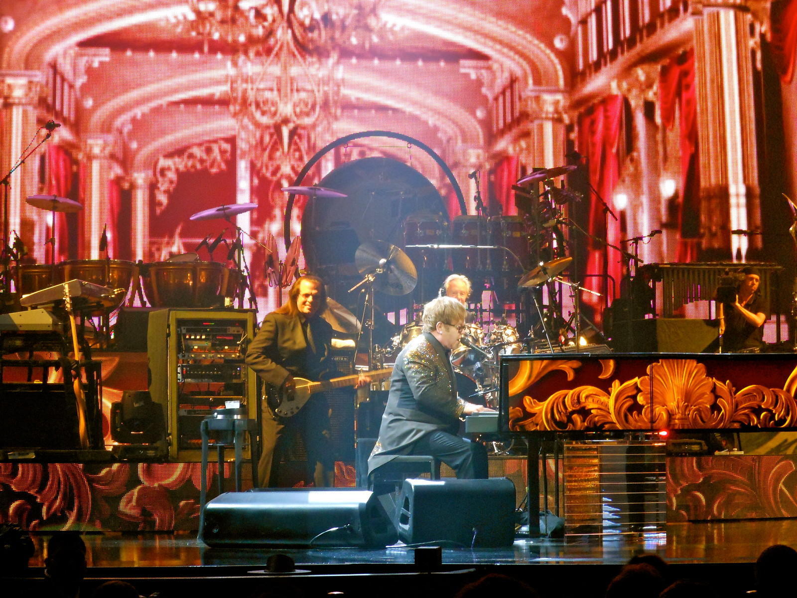 Elton John przy fortepianie w trakcie koncetru.