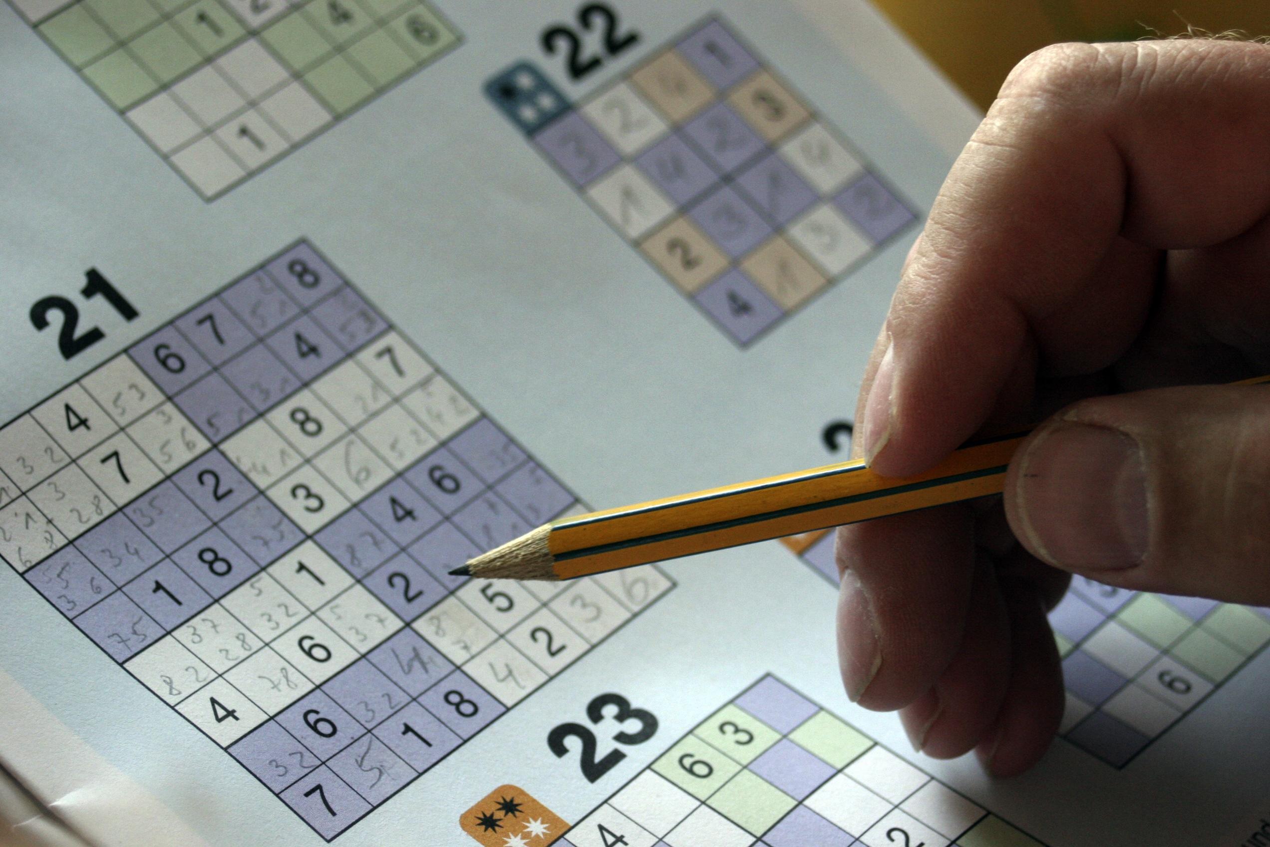 Rozwiązywanie sudoku ołówkiem.