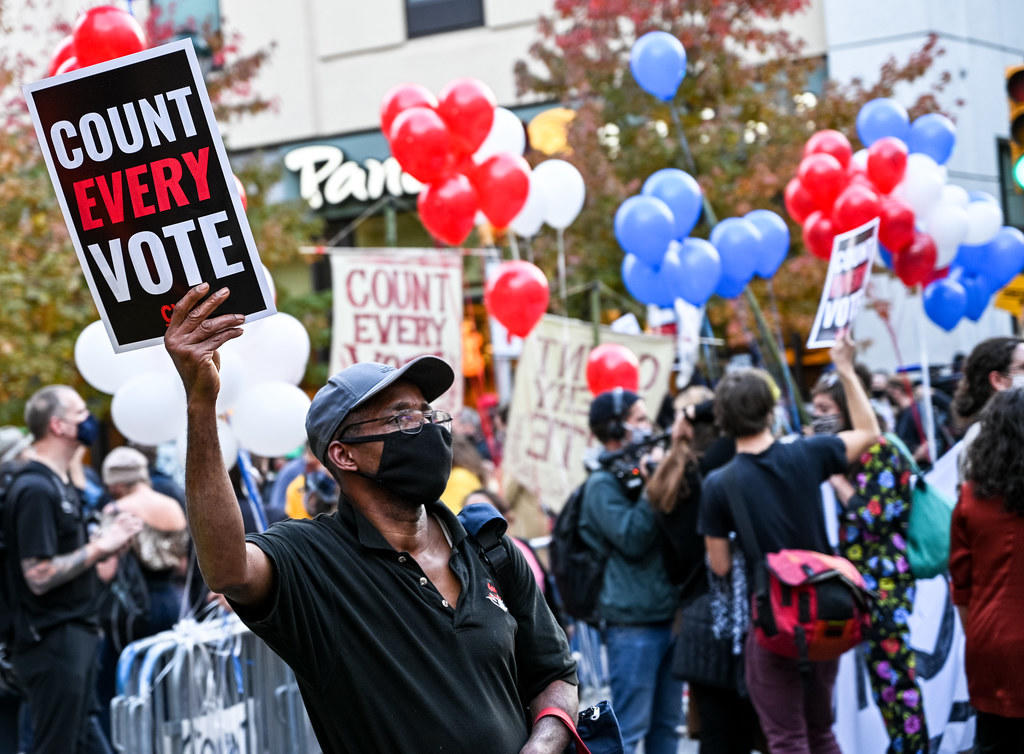 ludzie protestujący podczas głosowania na prezydenta usa 2015