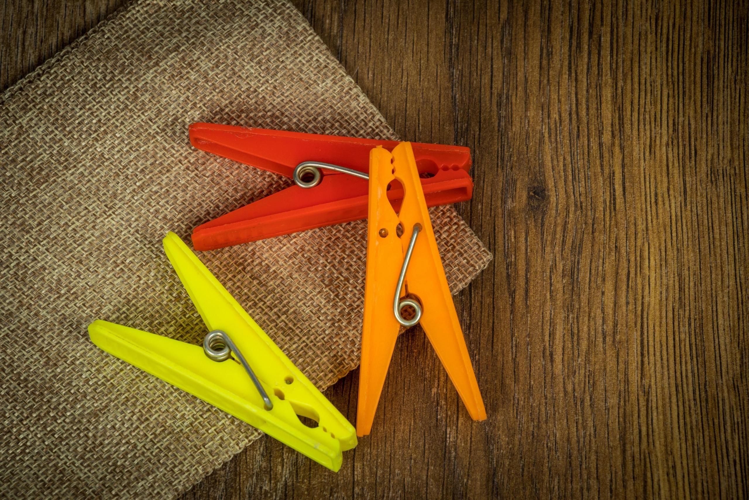 Żółta, pomarańczowa i czerwona klamerka.