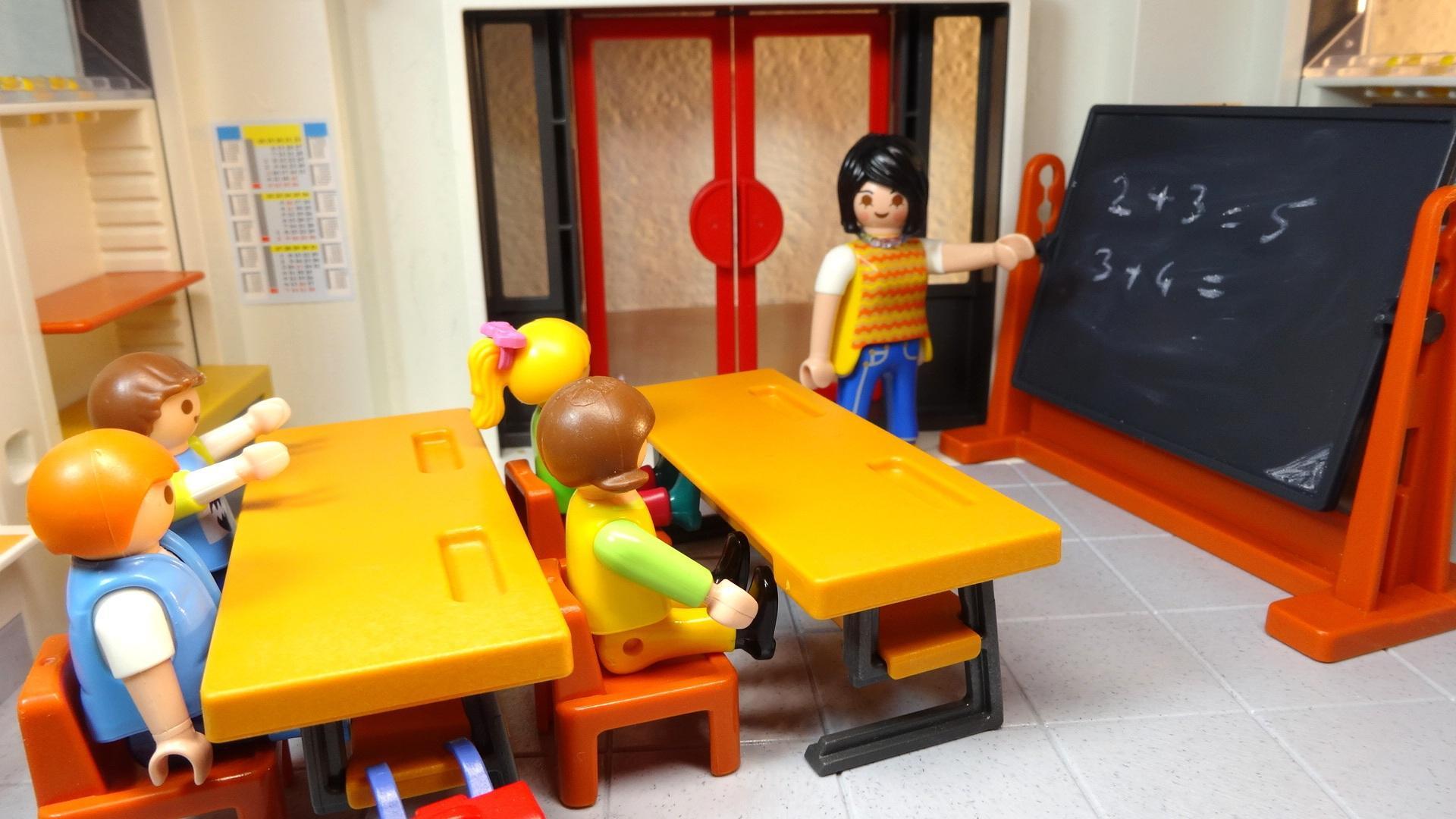 Ludziki Playmobil na lekcji w klasie.