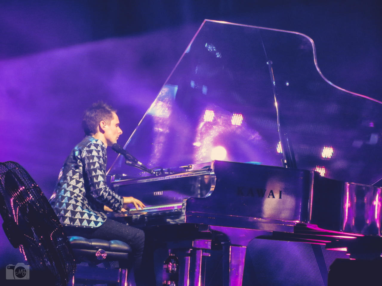 Lider zespołu Muse, Matthew Bellamy, przy fortepianie.