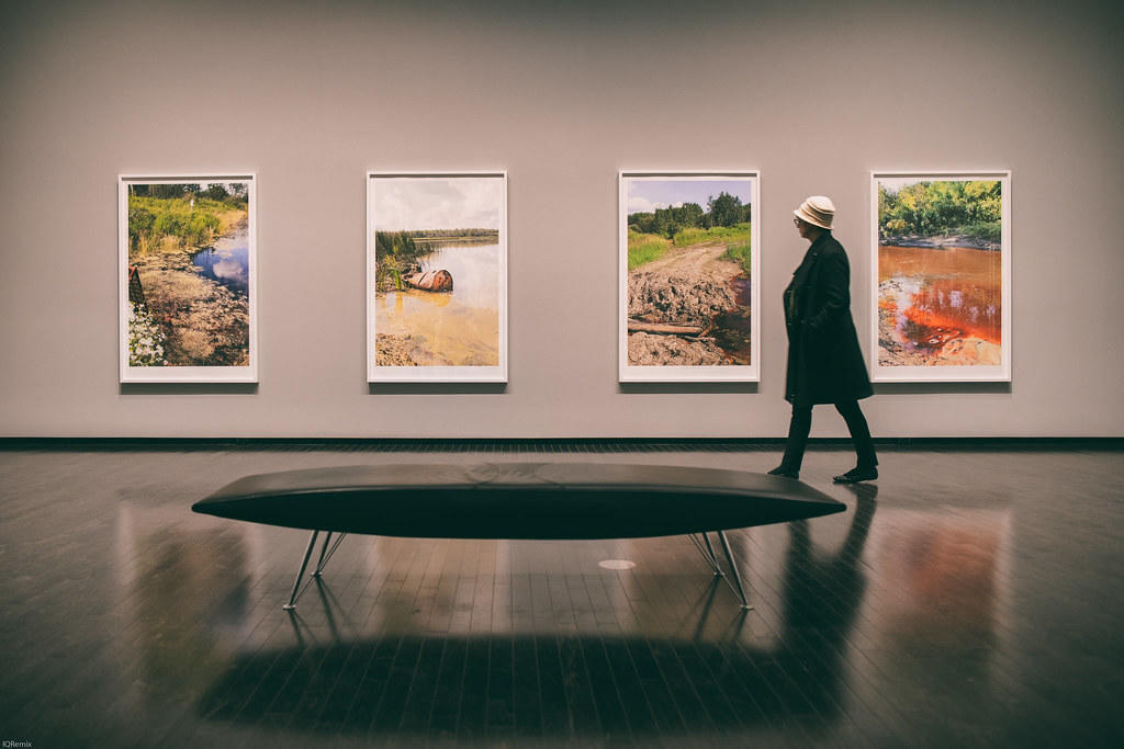osoba odwiedzająca galerię sztuki