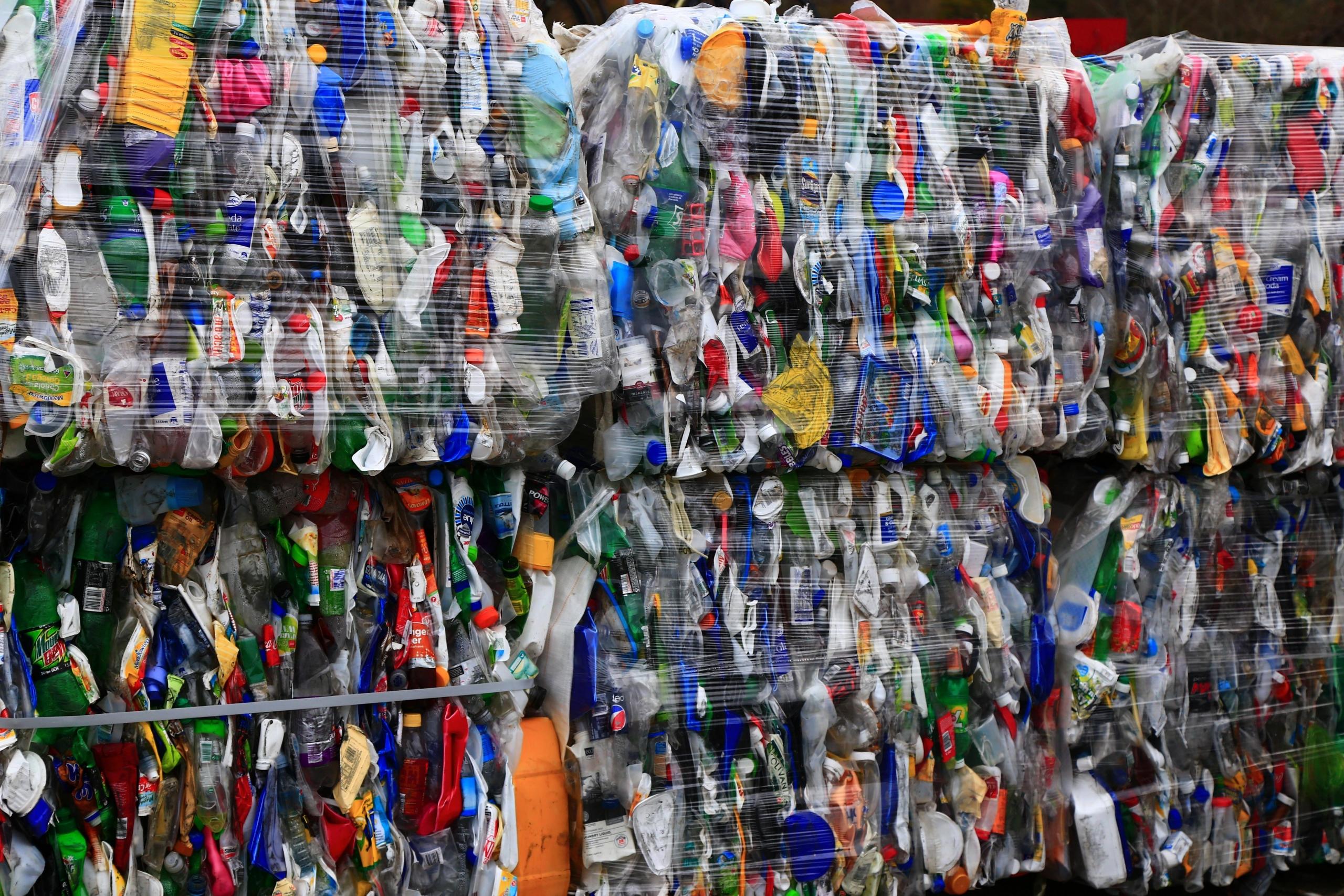 Sprasowane plastikowe butelki, bela sprasowanego plastiku.