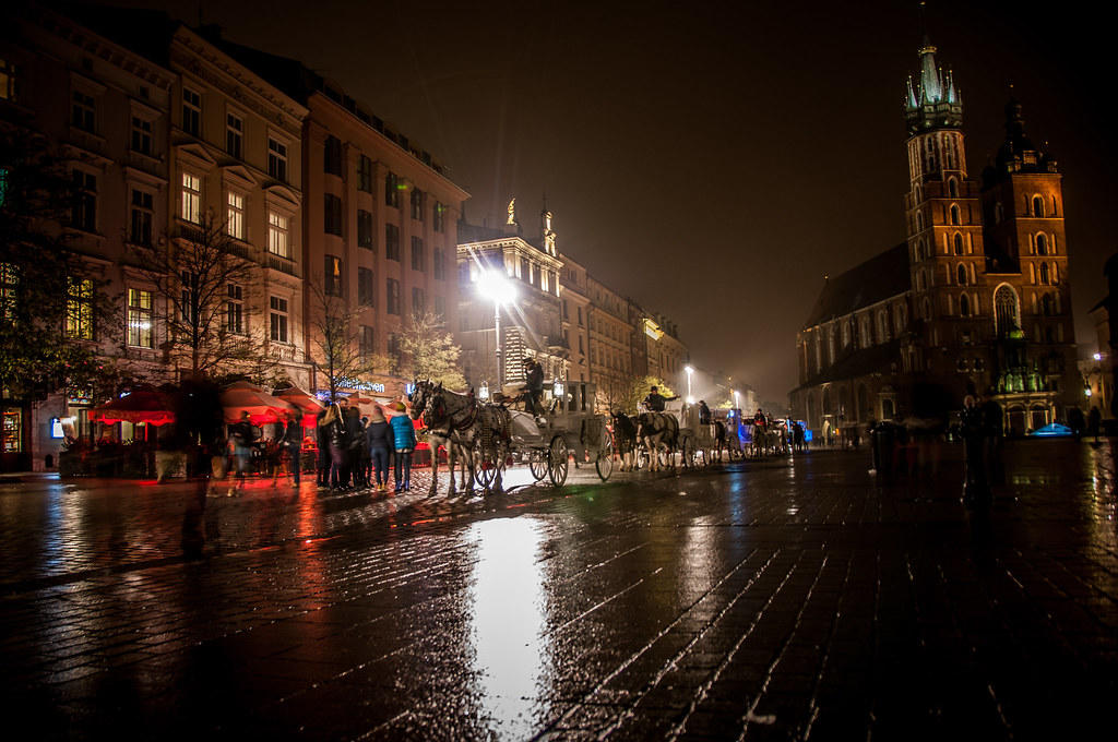 stary rynek w Krakowie wieczorową porą