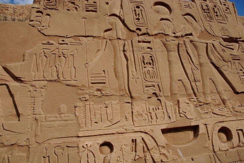 hieroglify na ścianie świątyni w luxorze egipt