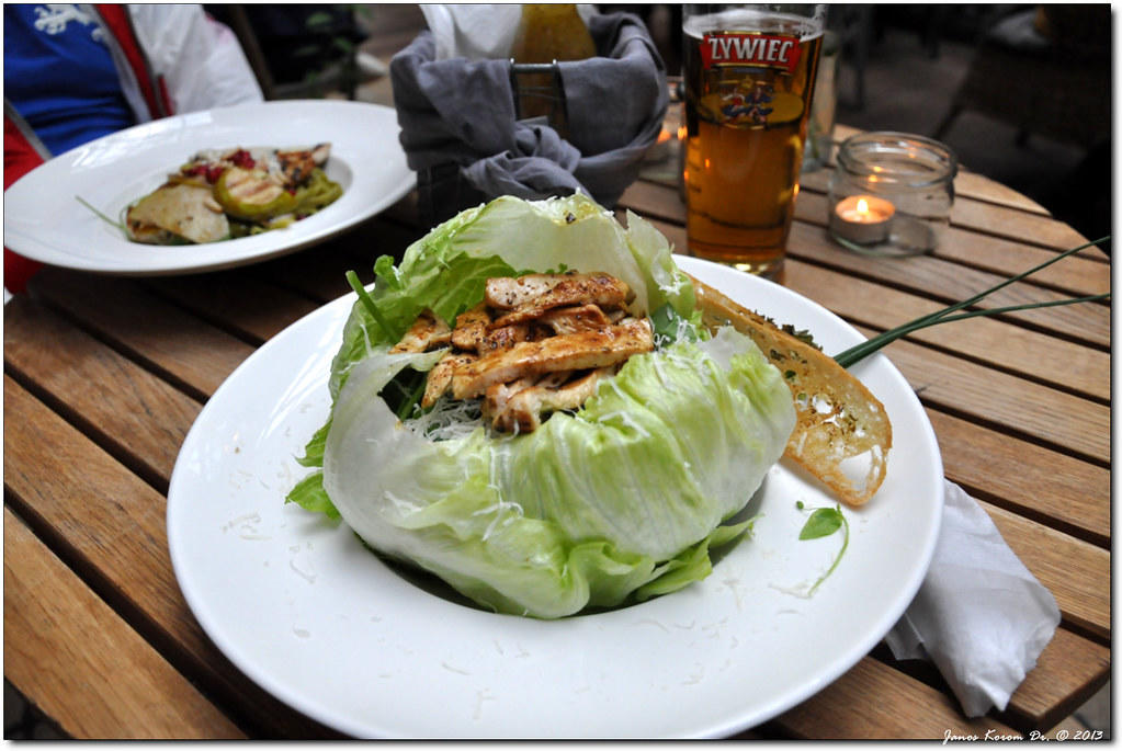 zupa podana z liściach kapusty z pieczywem czosnkowym i piwem