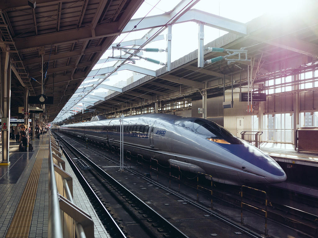 japoński shinkansen zatrzymujący się na stacji kolejowej