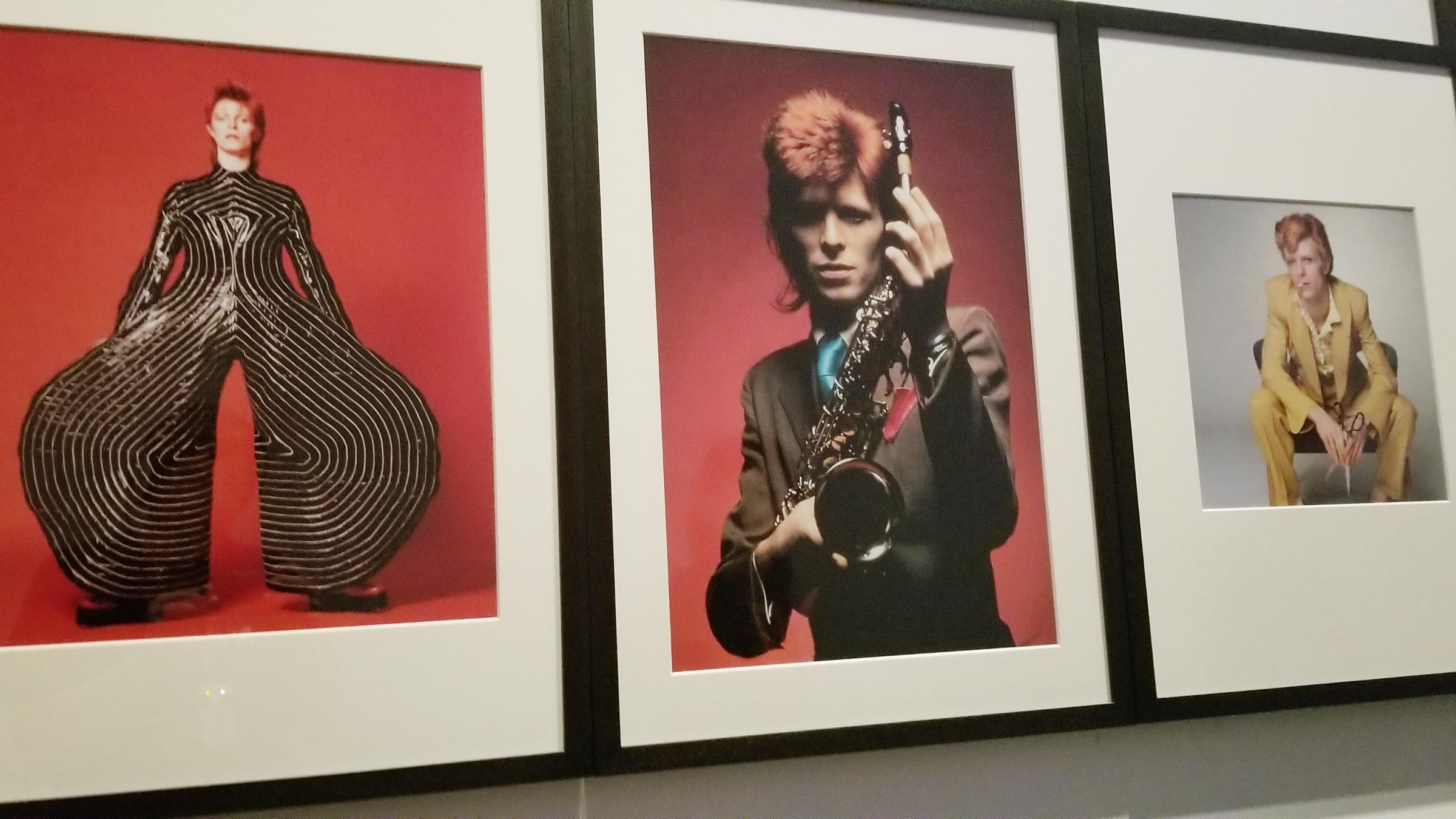 Trzy zdjęcia Davida Bowie.