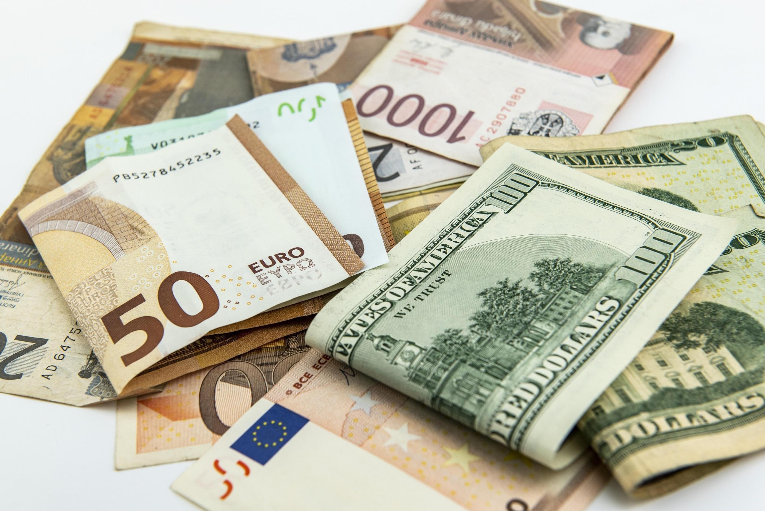 Banknoty różnych walut.