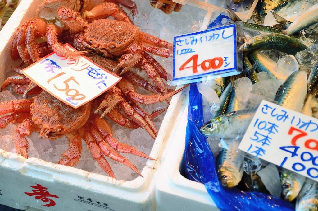 kraby i ryby na targu w toyosu