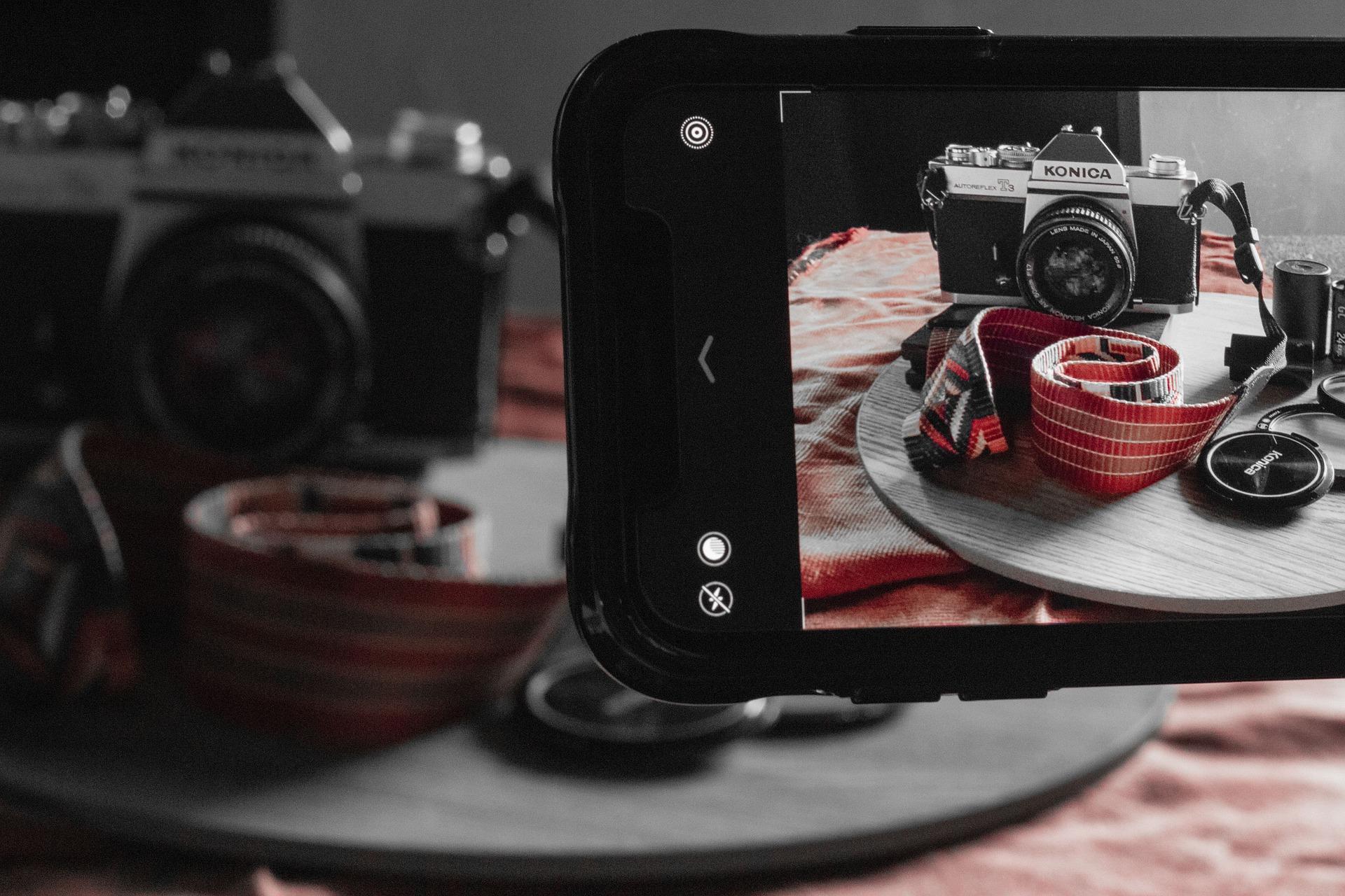 zdjęcie aparatu fotograficznego robione smartfonem