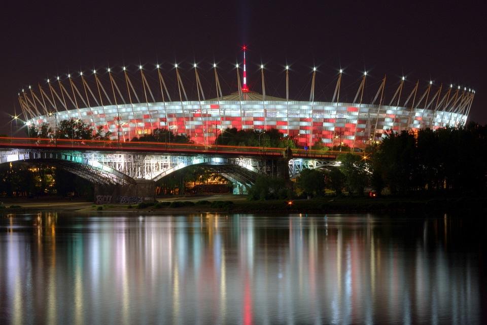 oświetlony wieczorem stadion narodowy w warszawie