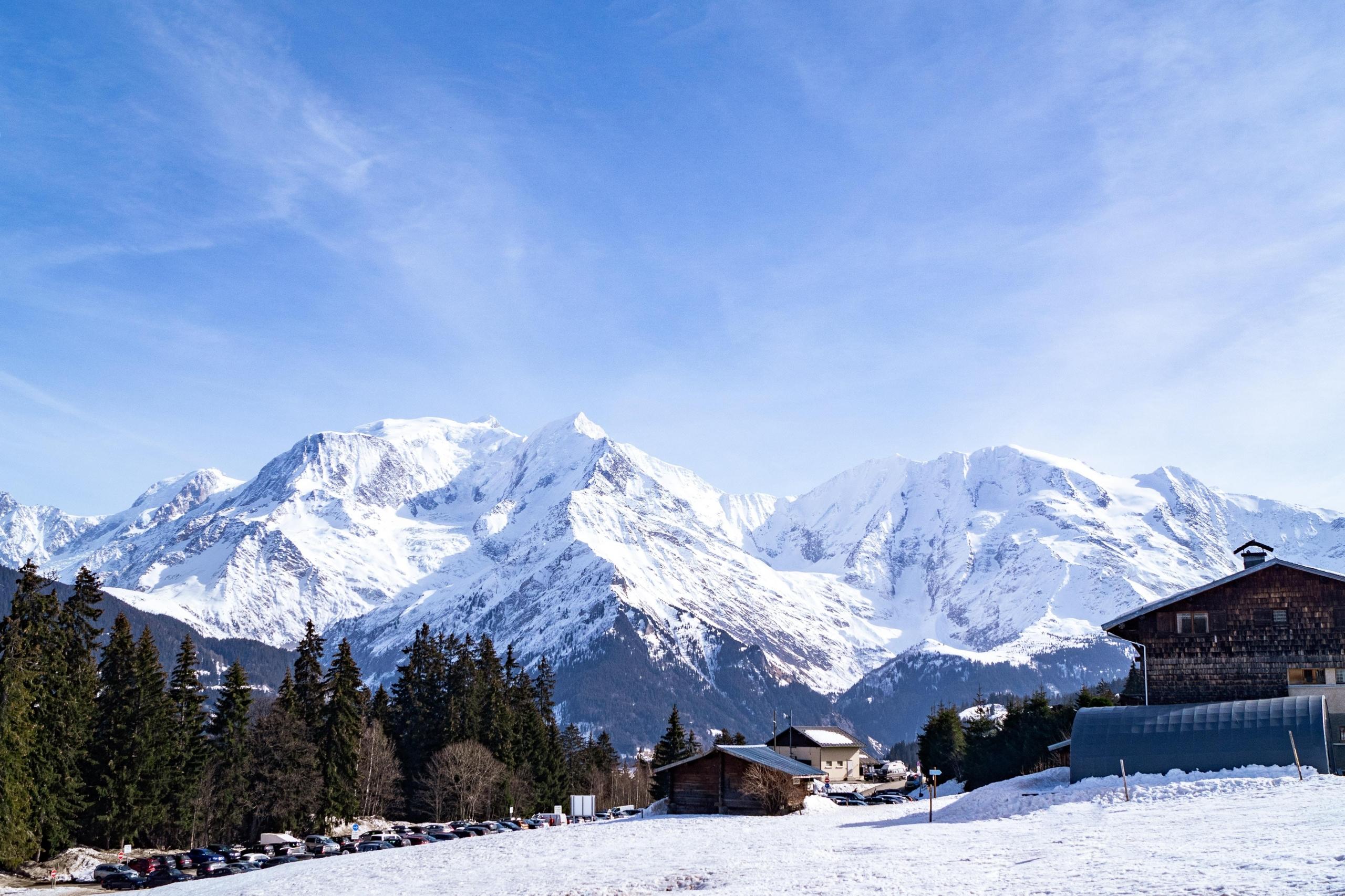 widok na ośnieżony mont blanc