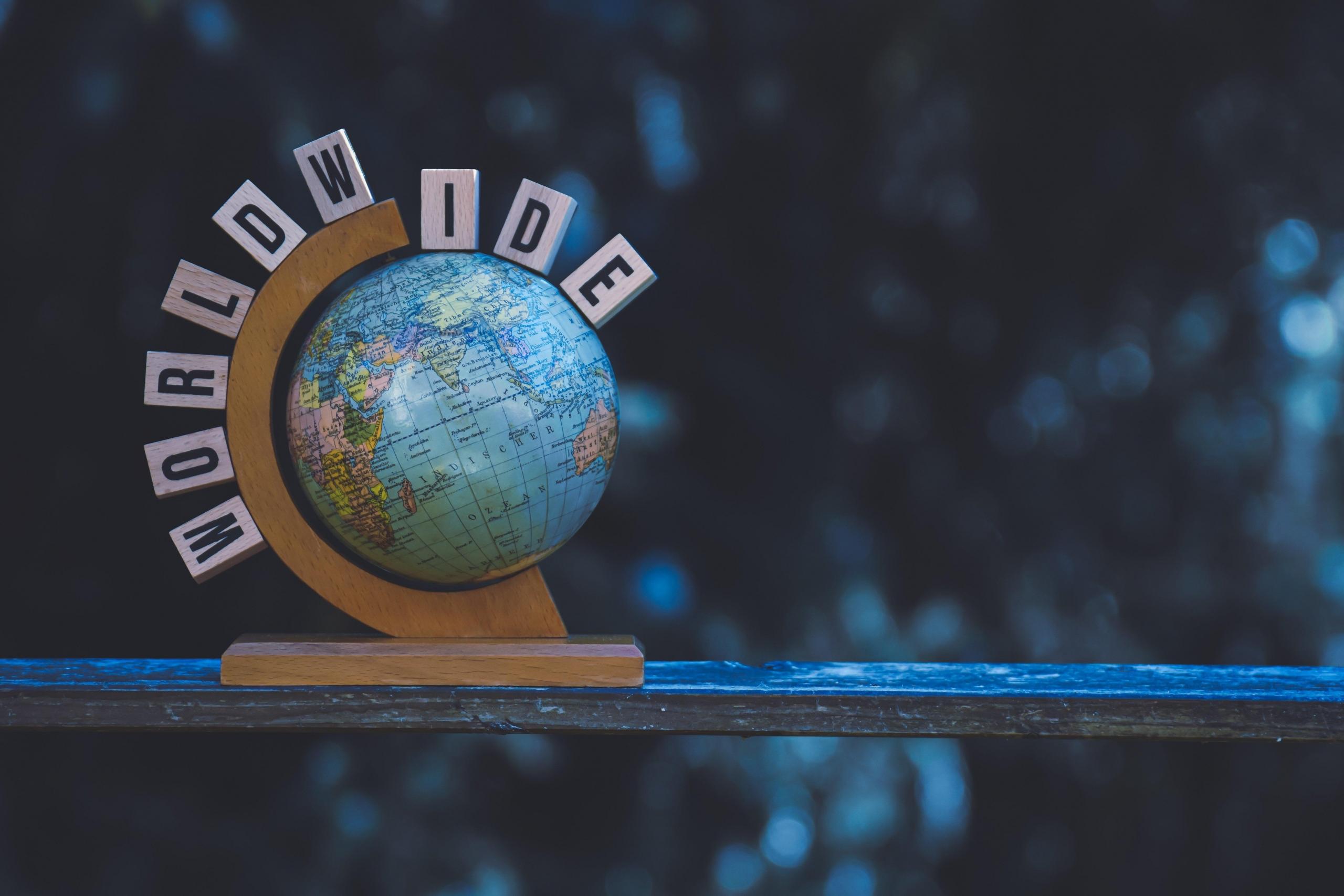 Mały globus z napisem "world wide".