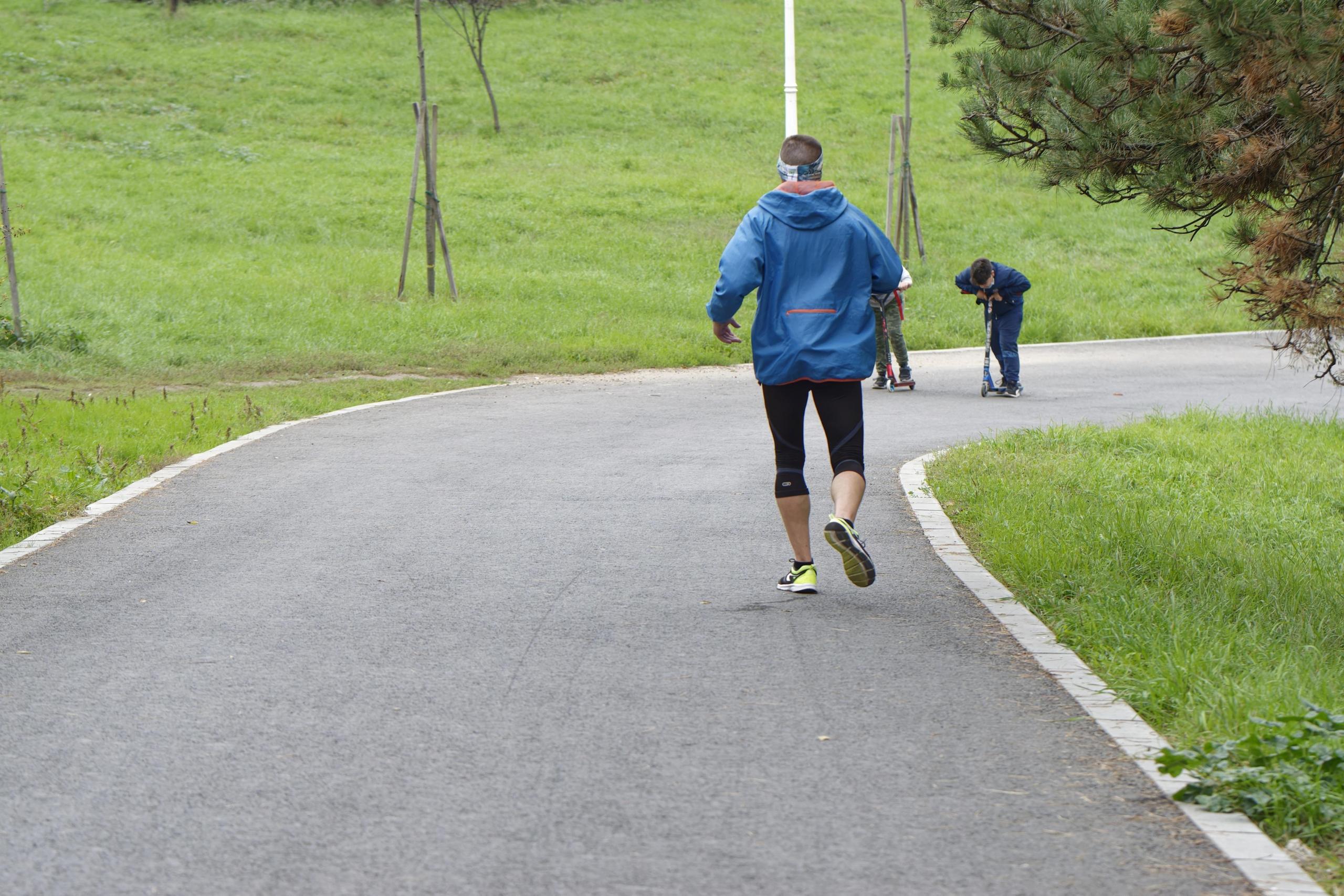 Mężczyzna biegający w parku.