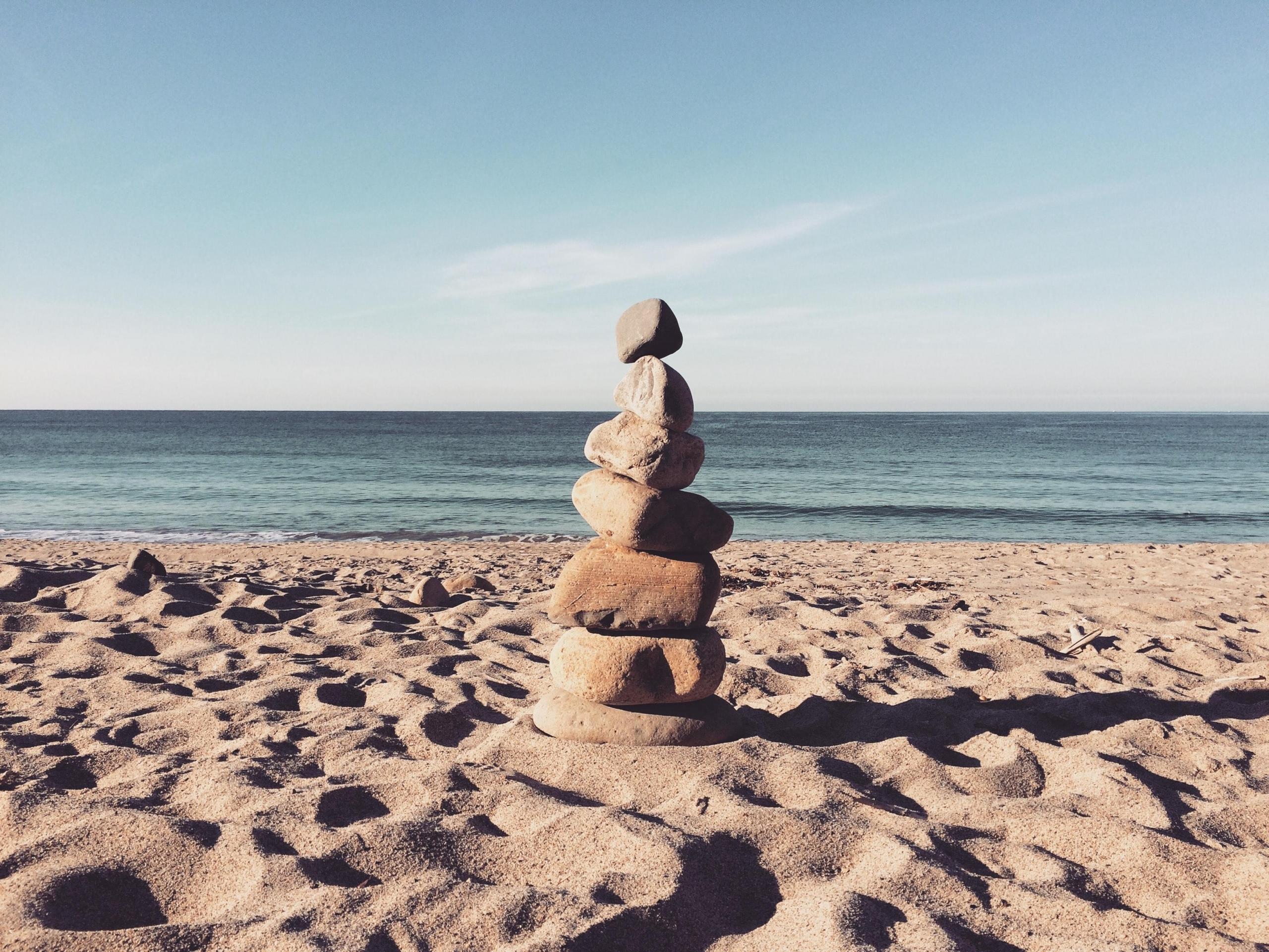 Stos kamyków na plaży.