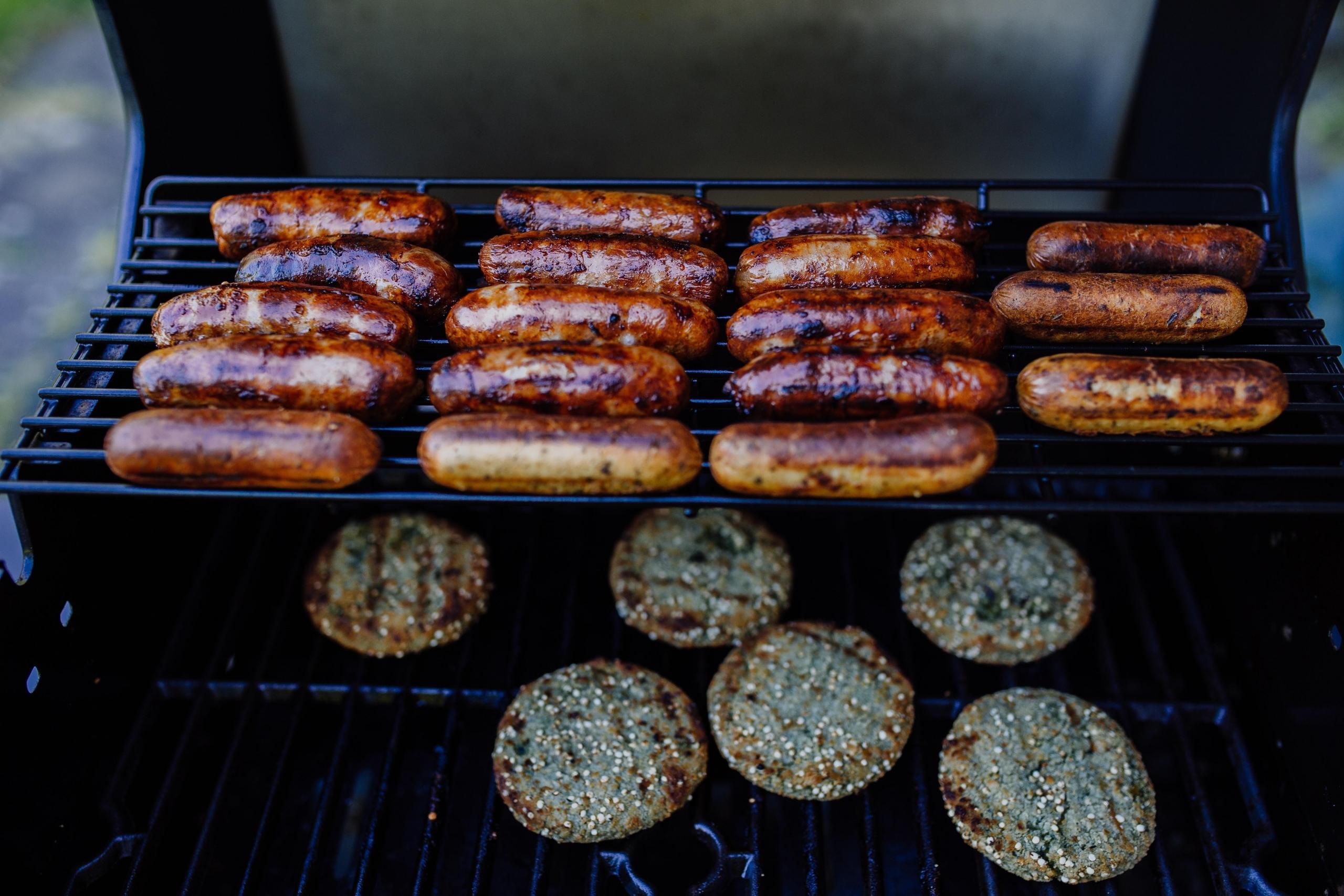 Kiełbaski i hamburgery na grillu.