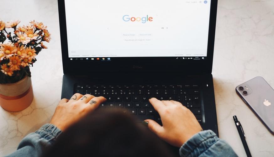 Kobieta korzystająca z Google na laptopie