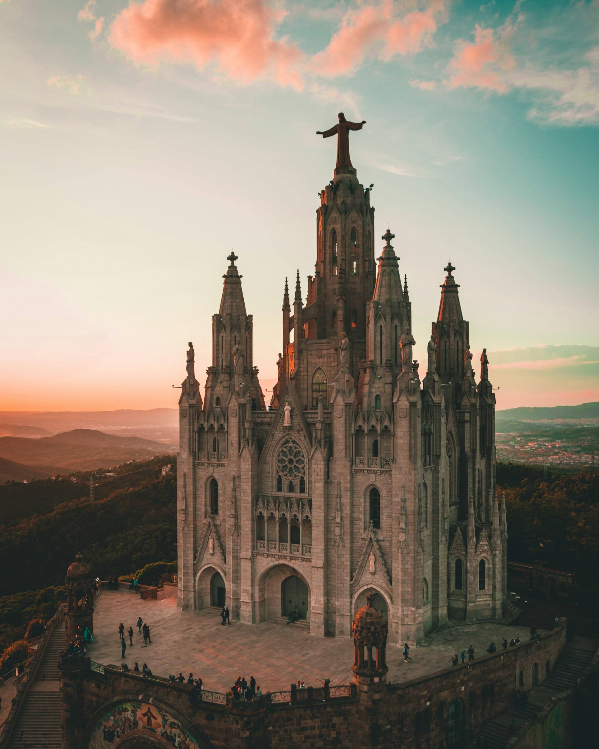 Hiszpania, Barcelona, wzgórze Tibidabo i kościół Sagrat Cor.