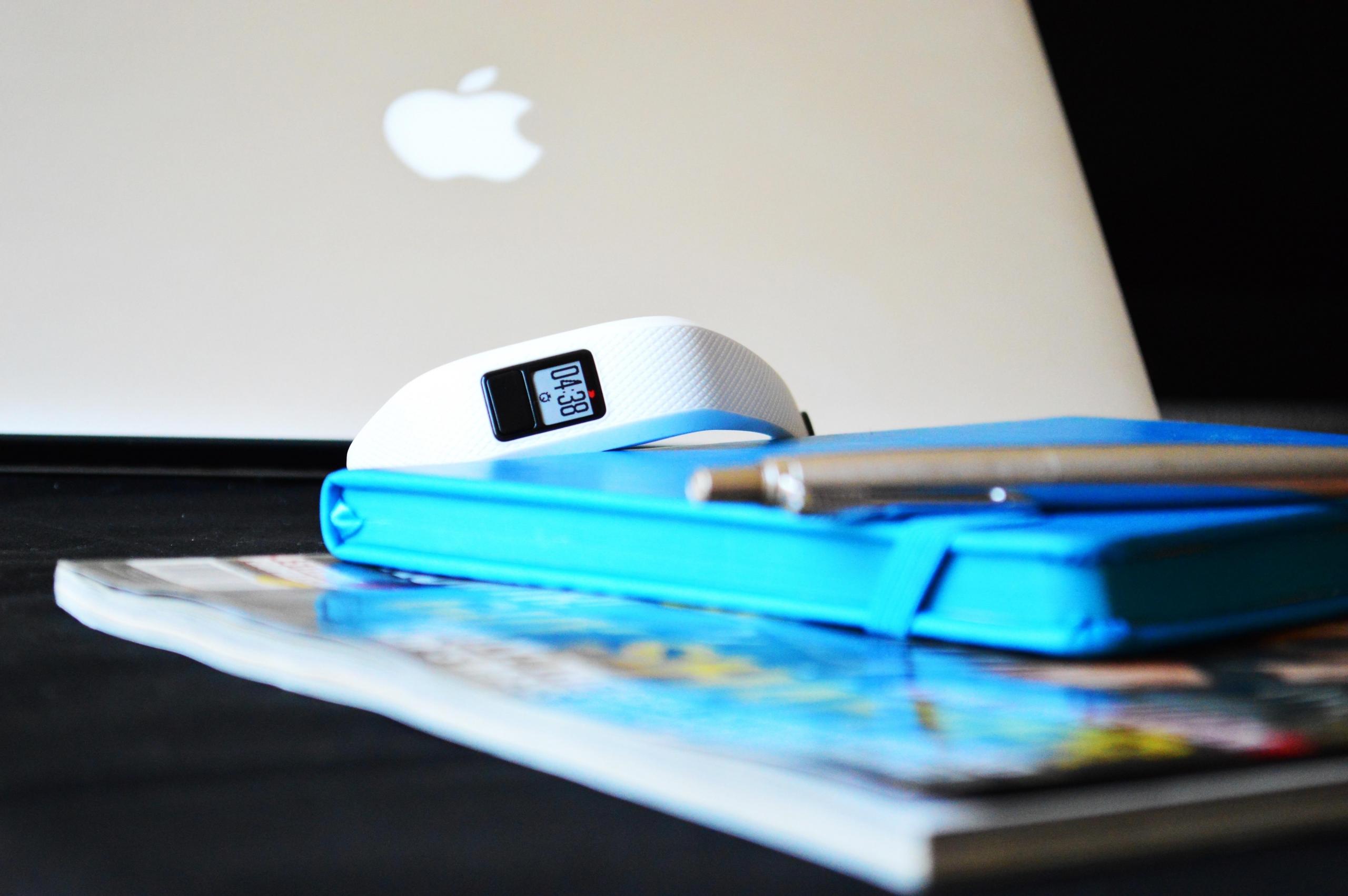 Krokomierz, książki i laptop.