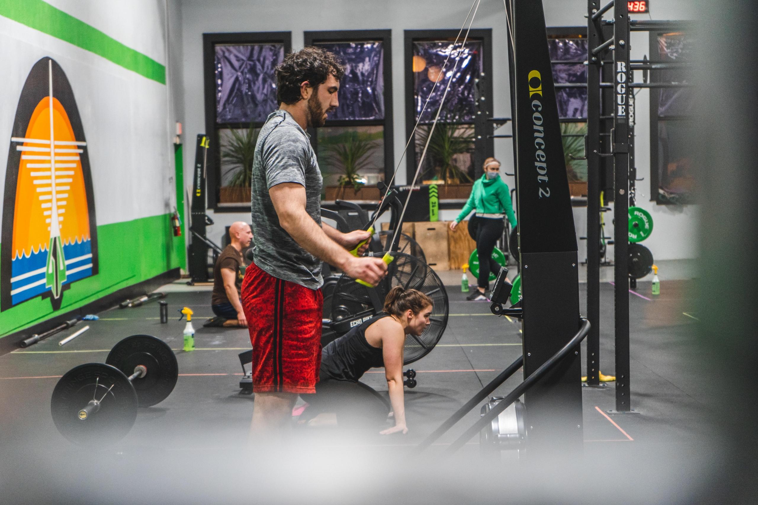 Ludzie ćwiczący na siłowni.