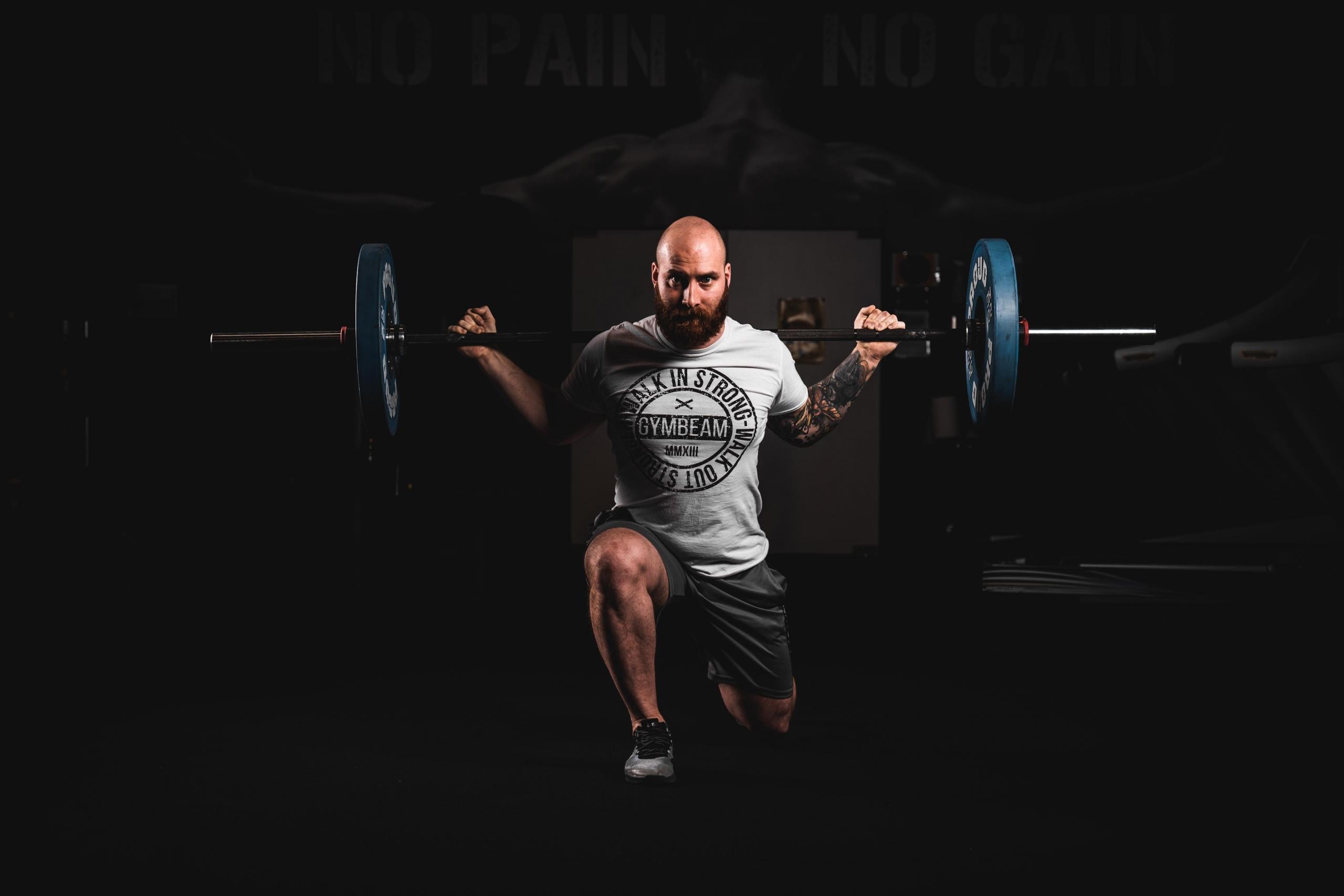 Mężczyzna ze sztangą.