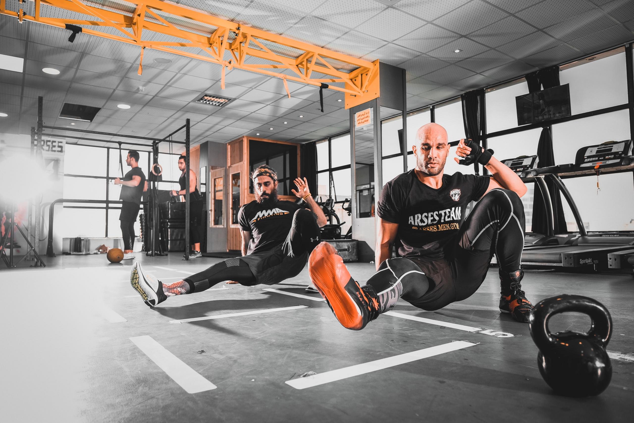 Mężczyźni ćwiczący na siłowni.