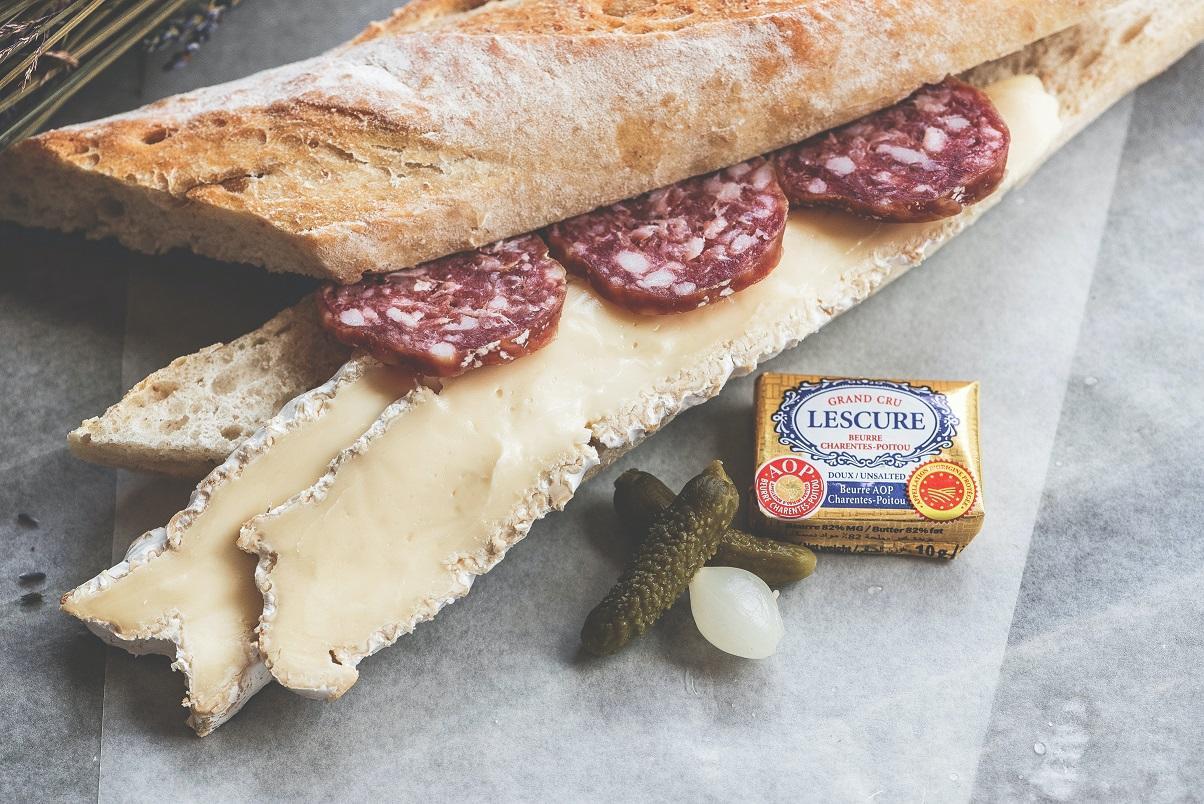 bagietka z salami i francuskim serem camembert oraz pikle