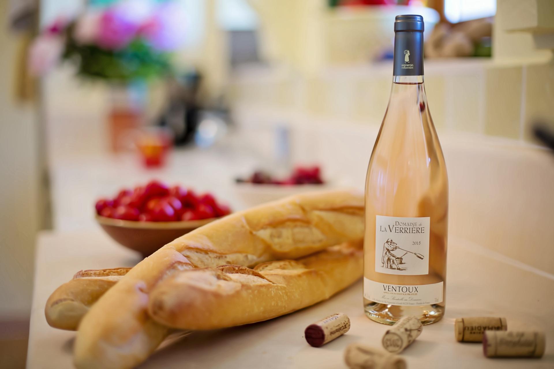 atrybuty francuskie, bagietki i wino