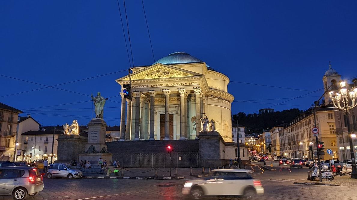 Włoska opera, wieczór, samochody, lampy, ulica, budynki.