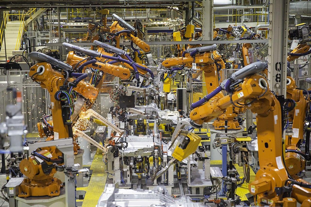 roboty przemysłowe podczas procesu produkcyjnego