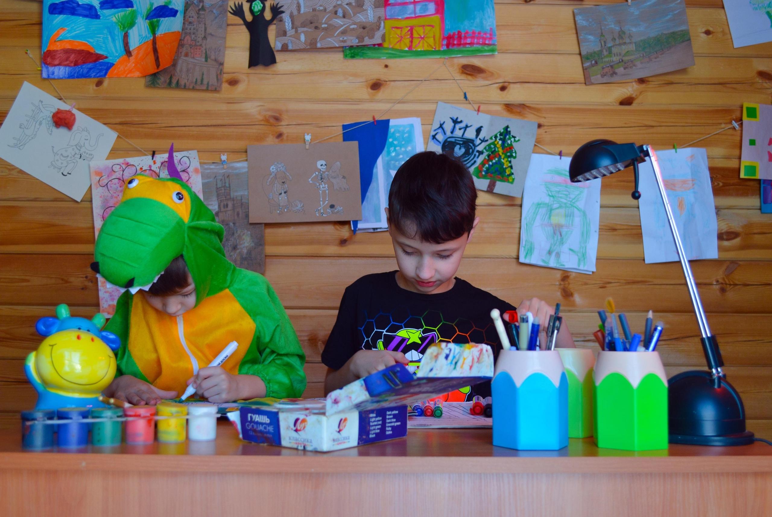 Chłopcy z farbkami.