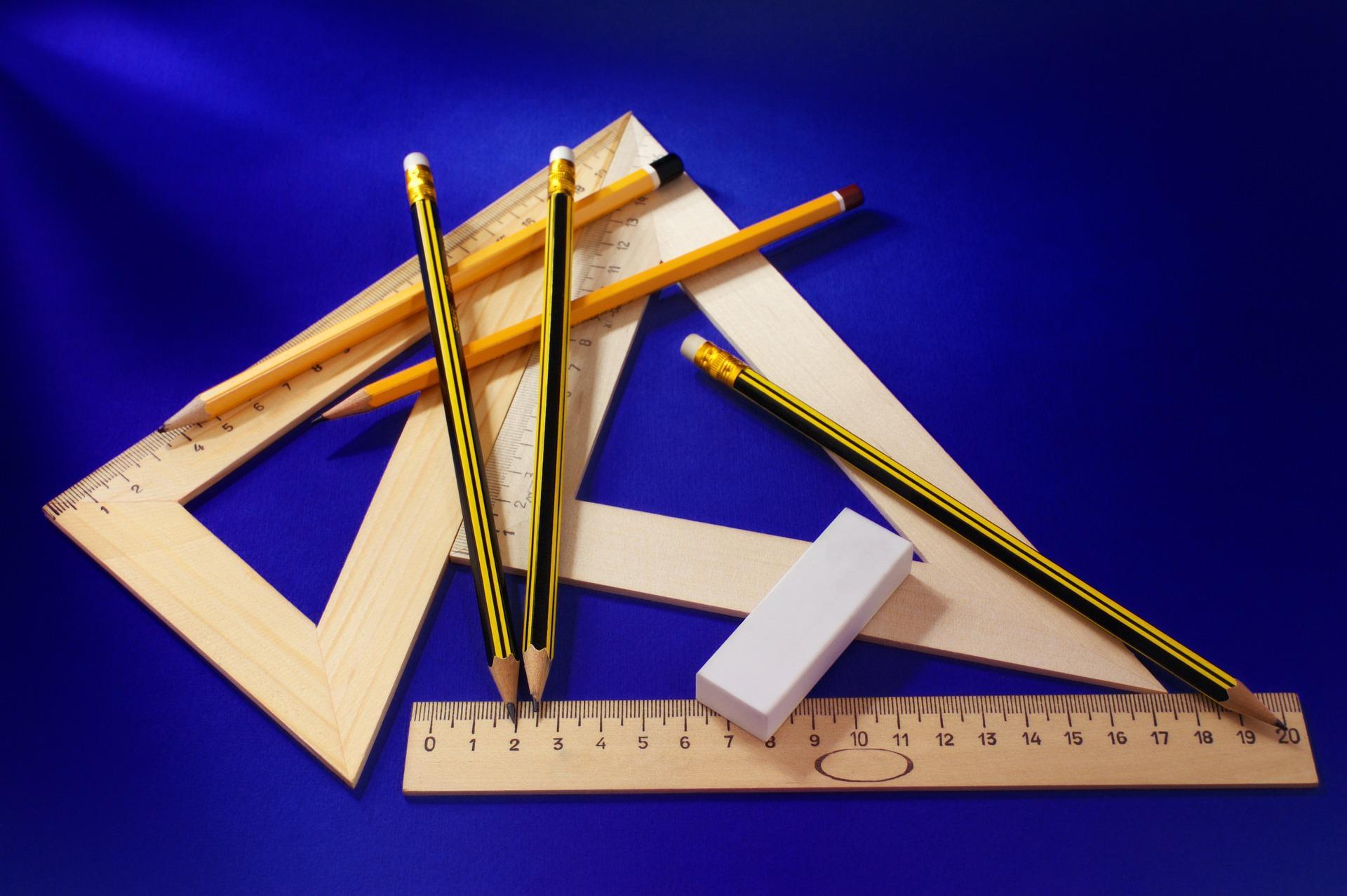 przybory matematyczne ołówek gumka ekierka linijka