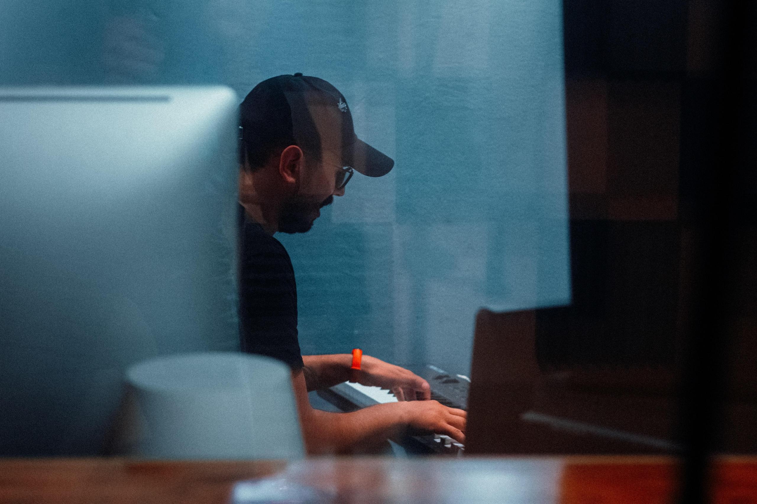 Mężczyzna grający na kalwiszach.